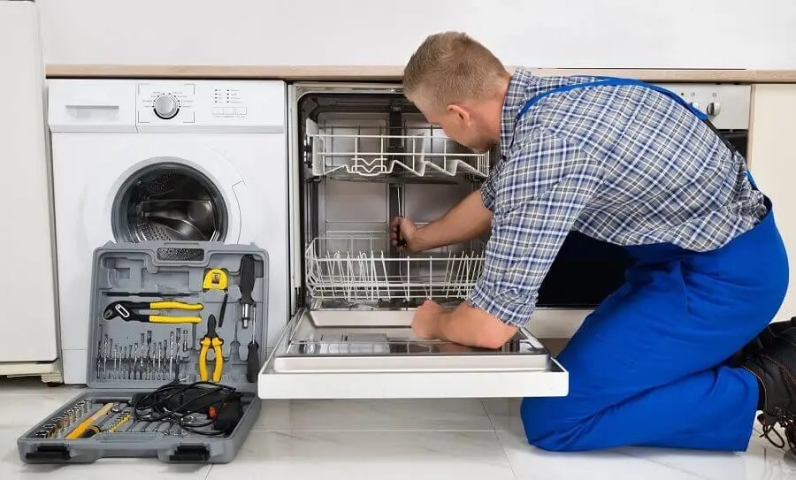 Balçova Viessmann servisi teknisyen ekibi beyaz eşya tamiri yaparken